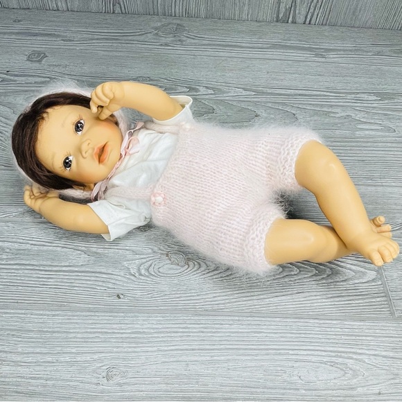 Rare vintage Angela Sutter realistic baby doll with outfit cloth body weighted - Picture 3 of 15